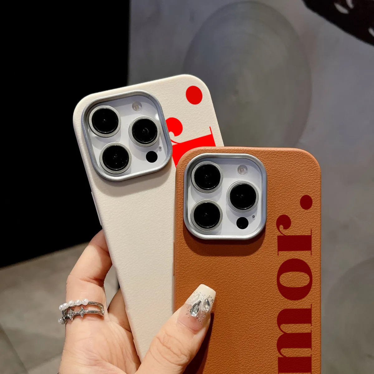 The Red Artistic Letter Lichee - Phone Cases Brown recension och pris